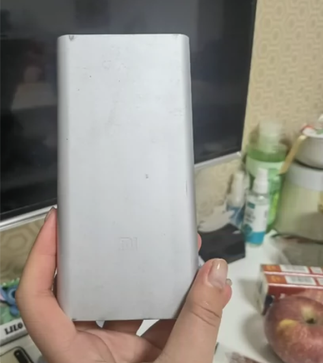 小米充电宝10000毫安的，闲置了几个月了...