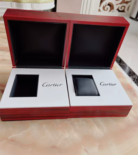 卡地亚手表盒子两个，全新，正品，实木的，有...