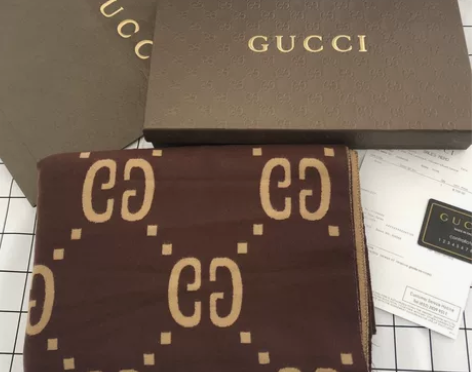 古驰围巾，去年妇女节的时候朋友送的，平时很...