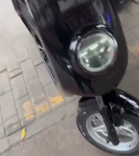 出售黑红小牛电动车 碳纤维靠背 挡泥板 新...