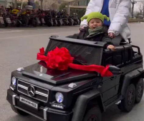 儿童奔驰六轮电动车（顶配，可坐大人） 6个...