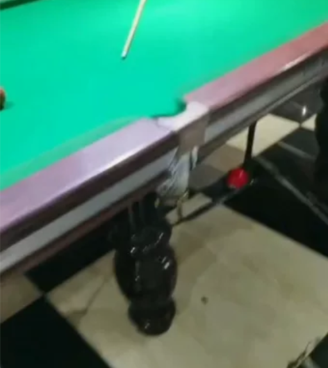 中八台球桌一套出售.成色很好，桌球腿没有裂...