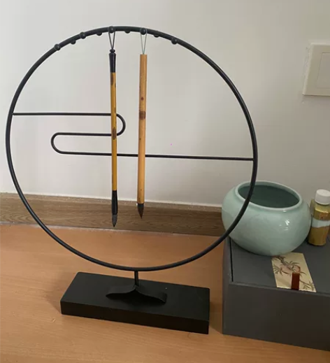 全新 圆形铁艺笔架 简约现代笔挂毛笔架子文...