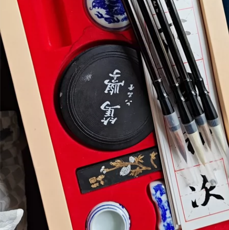 文房四宝 新练毛笔字东西很齐全包括四只毛笔...