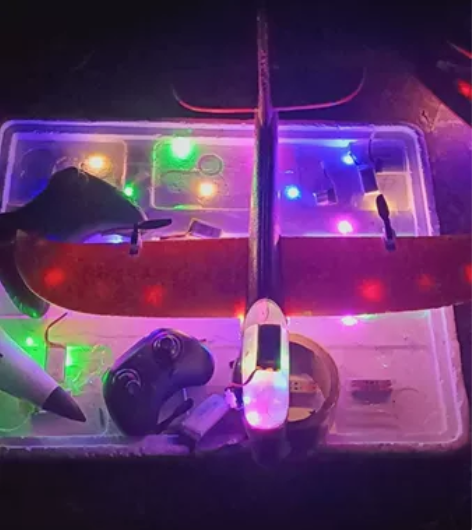 好飞。耐摔。自动平衡功能。带夜航灯。维修方...