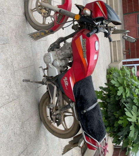 豪爵银豹摩托车 特别好骑，老爸年龄大了，忍...