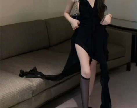 法式甜辣妹黑色露背吊带挂脖连衣裙女夏季气质...