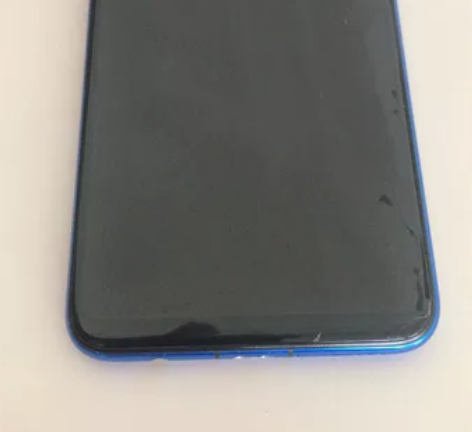 华为Nova3i，有点卡，屏幕有轻微的裂痕...