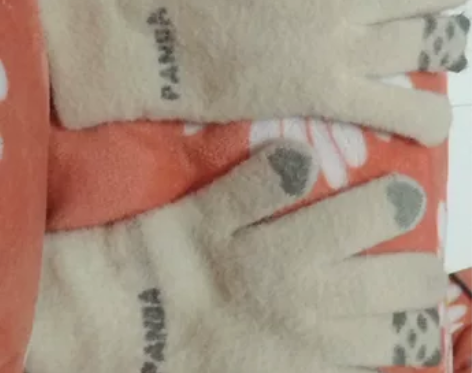 出冬季保暖手套，品牌未知。手套颜色为白色，...