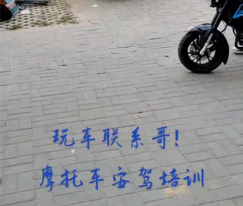 贝纳利小暴龙125 23年3月份挂牌，行驶...