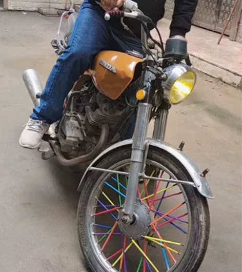 纯进口黑条老本田125c，原装机头不烧机油...