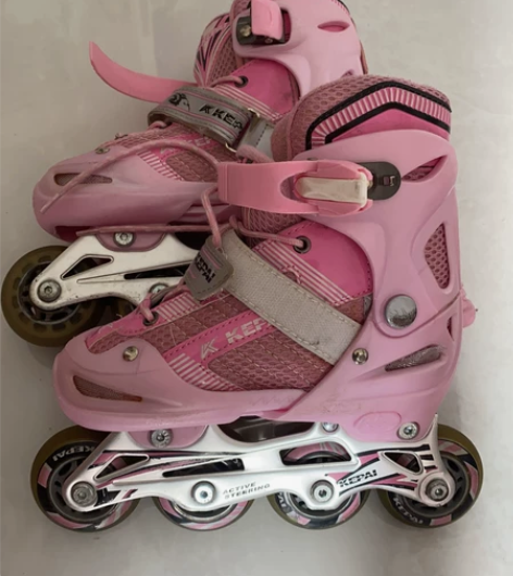 儿童轮滑鞋30码可调至33码，8成新。孩子...