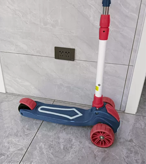 儿童滑板车，朋友送的，带灯，可调节，一直家...