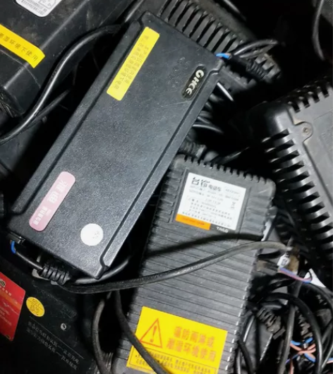 处理一批二手雅迪爱玛新日台铃绿源电动车充电...