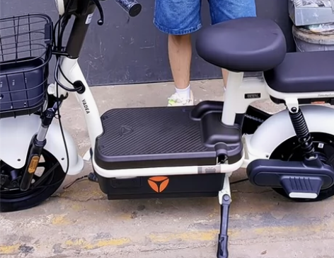 出自用雅迪电动车小钢炮小型轻便电动自行车4...