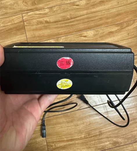 爱玛 60V20A铅酸电池充电器 外观及接...