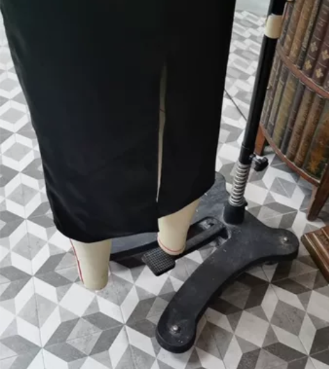 黑色气质礼服裙，缎面，有里布，显s型身材！...