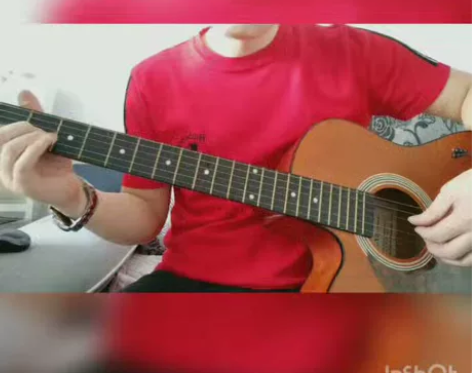 一把老吉他琴颈处有裂痕，可能是屋里太热造成...