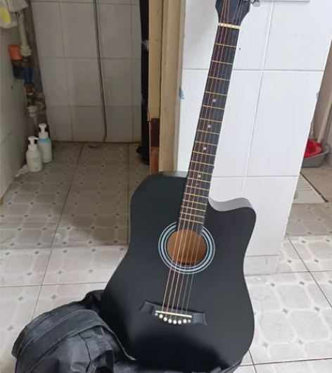 转让二手吉他，原价不知道是多少，八成新吉他...