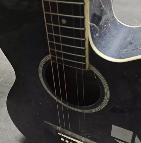 学生自用吉他，隔了好久没用了断了中间根弦，...
