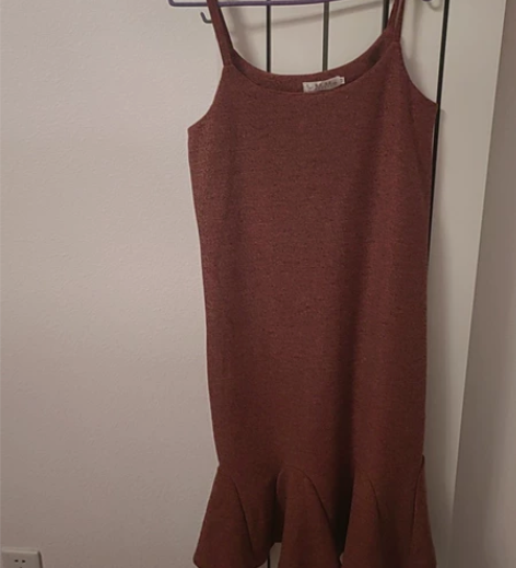 吊带鱼尾包臀裙，砖红色，晚上拍不清楚，实物...