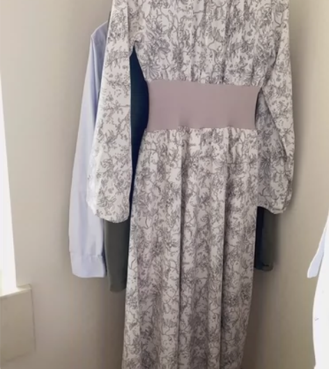 日牌均码印花修身长裙，非常温婉的白底印花，...