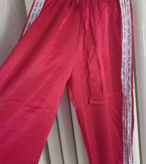 运动裤，买来跳舞穿的，搭配白色长T，很有感...