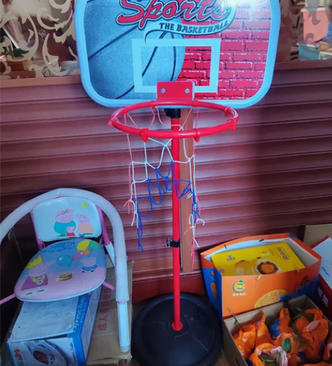 儿童篮球架，可升高至1.6米，球网破了，仅...