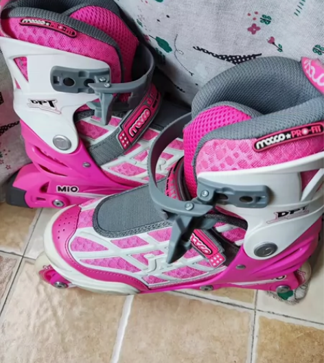 正品轮滑鞋，几乎全新，下场玩过几次，没有磨...