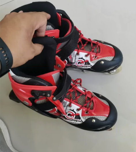 轮滑鞋（39号-42号），85元包邮。 感...