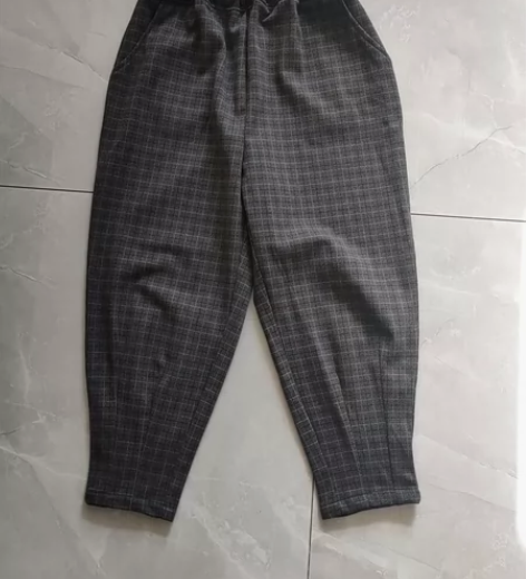 灰咖色格子毛呢裤，冬款有厚度。 本人163...