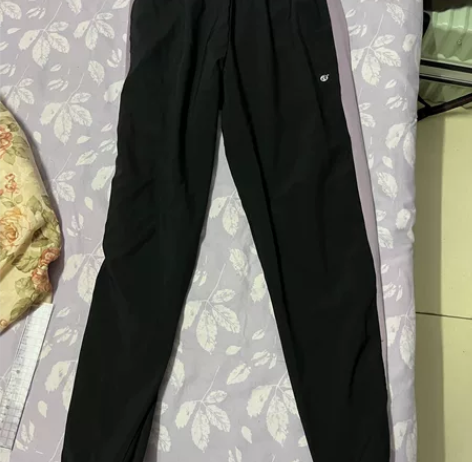 长裤瑜伽裤没有弹性，很滑的面料，夏天穿很舒...