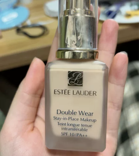 雅诗兰黛的粉底液 因为最近用美白产品，然后...