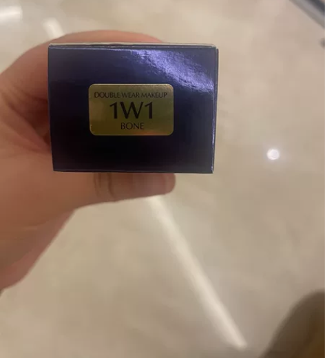 雅诗兰黛DW粉底液，姐妹送的，自己不用这个...