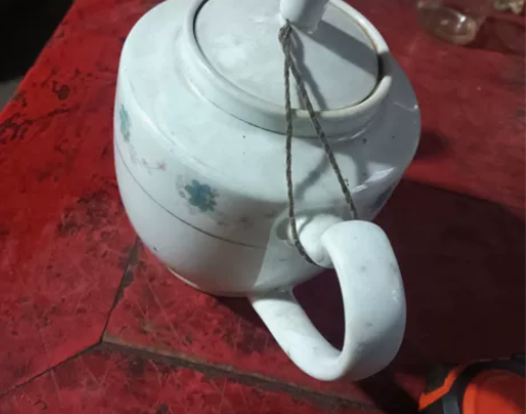 下乡收到景德镇茶壶一个，品相尺寸如图，看好...