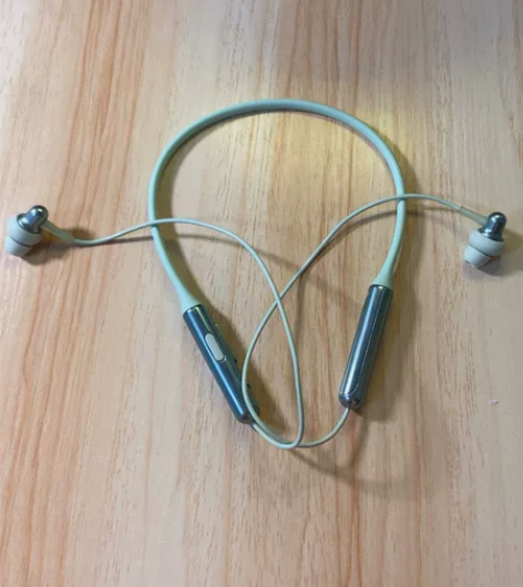 万魔挂脖式耳机 我买的是绿色款 现在已经缺...