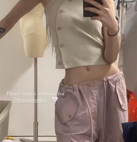 斜边钮扣背心甜酷辣妹小众设计风格工字吊带女...