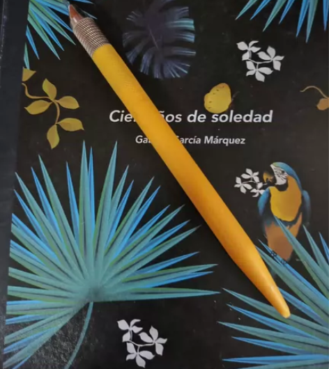 黄色笔刀一根 只能用于裁百年孤独50周年纪...