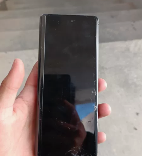 三星fold2,瑕疵屏!大屏内爆,小屏完美...