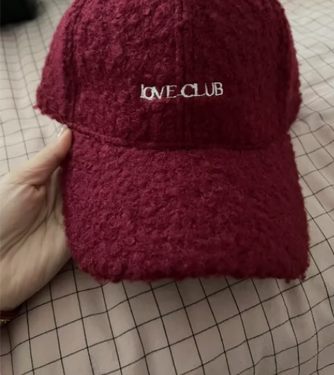 秋冬棒球帽！酒红色！超级显白！ 感兴趣的话...