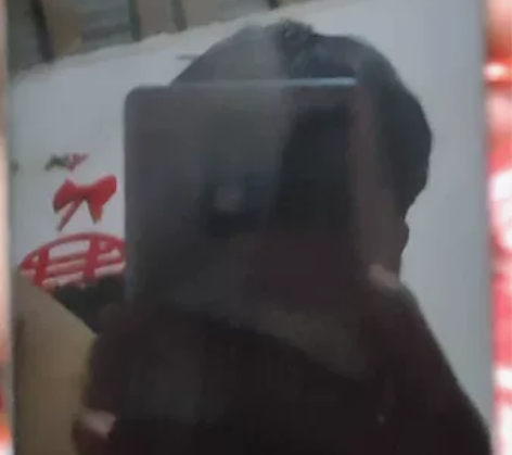 黑鲨的一代。电池好像不耐用了鼓包了都是能用...
