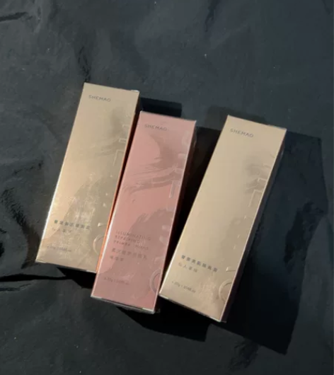 赵梦澈 奢貌隔离有紫色和绿色。用空了无数枝...