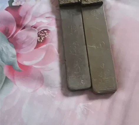 家里闲置燕子石镇尺一对,三叶虫化石,又叫蝙...