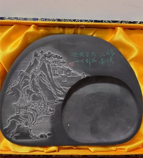 歙砚锦绣江南 由安徽省工艺美术大师凌红军监...