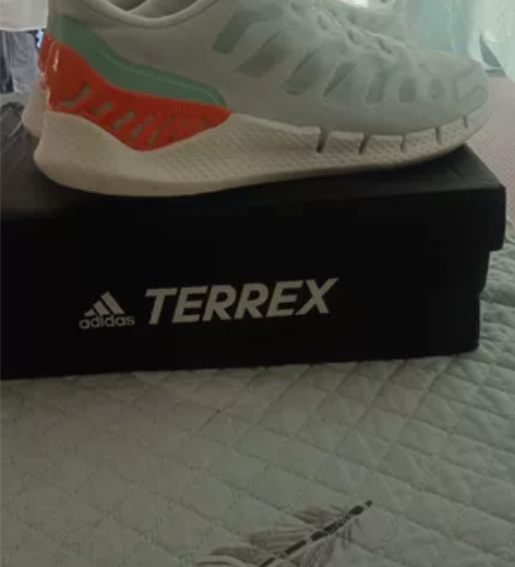 阿迪运动鞋，42码，黄金码，实体店买的。买...