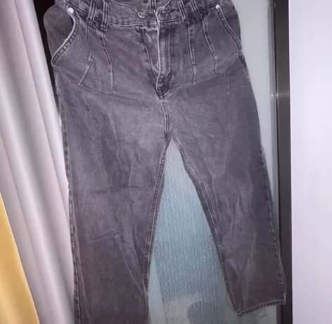 黑灰色牛仔裤无破损 M码，穿过一段时间，牛...