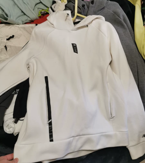 新百伦卫衣！！上身很好看，有件灰色跟白色！...