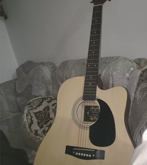 艺考落榜不要了，原价580买的几乎全新吉他...