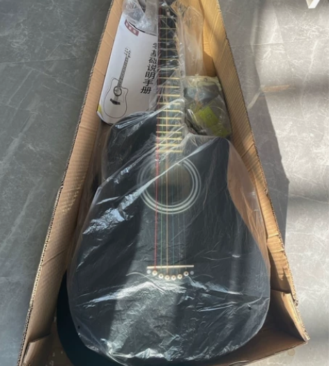吉他全新出手女朋友自己花900买了一个吉他...