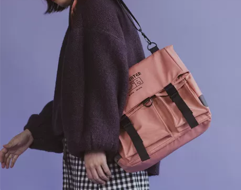 出蓝色!八成新,扣子有小瑕疵,背过两三次而...